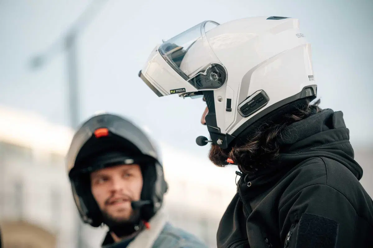 SENA Outrush 2, il casco modulare con comunicazione integrata che punta sull’accessibilità (5)