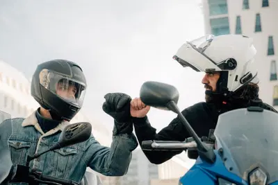 SENA Outrush 2, il casco modulare con comunicazione integrata che punta sull&rsquo;accessibilit&agrave;