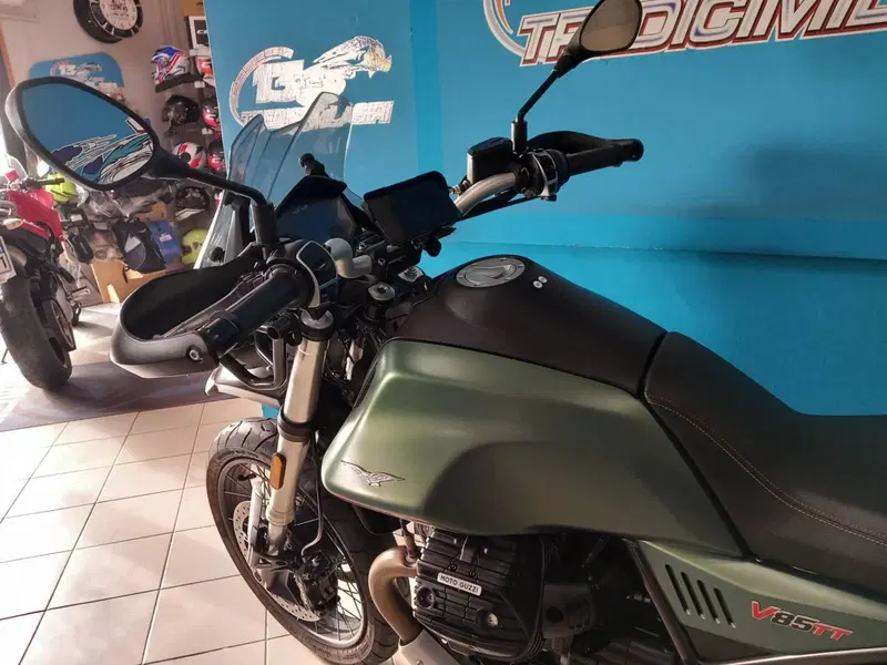 Moto Guzzi V85 TT (2021 - 23) (8)