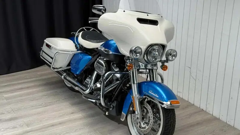 Dal set al garage: Ewan McGregor vende due delle sue moto