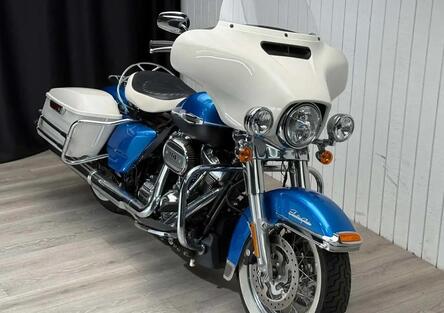 Dal set al garage: Ewan McGregor vende due delle sue moto