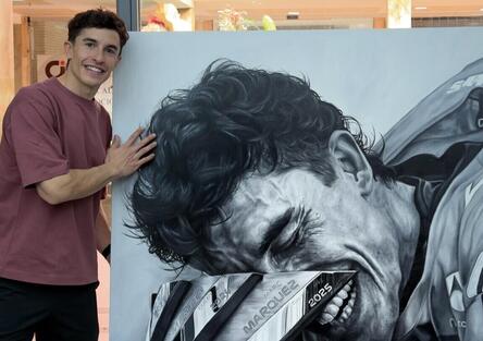 Sorpresa per Marquez: un ritratto di un momento speciale prima di volare in Malesia [VIDEO]