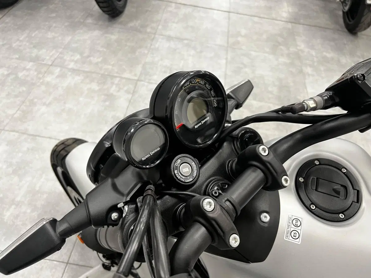 Royal Enfield Guerrilla 450 (2024 - 26) (3)