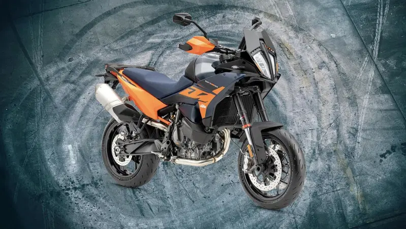 KTM 890 SMT 2026: la Supermoto si rif&agrave; il look