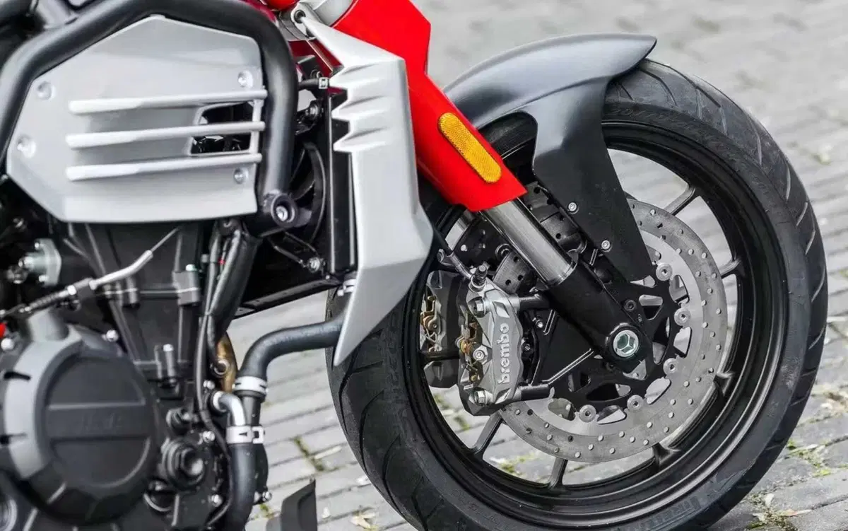 Jawa 730 Twin: café racer neoclassico ceco pronto al debutto nel 2026 (6)