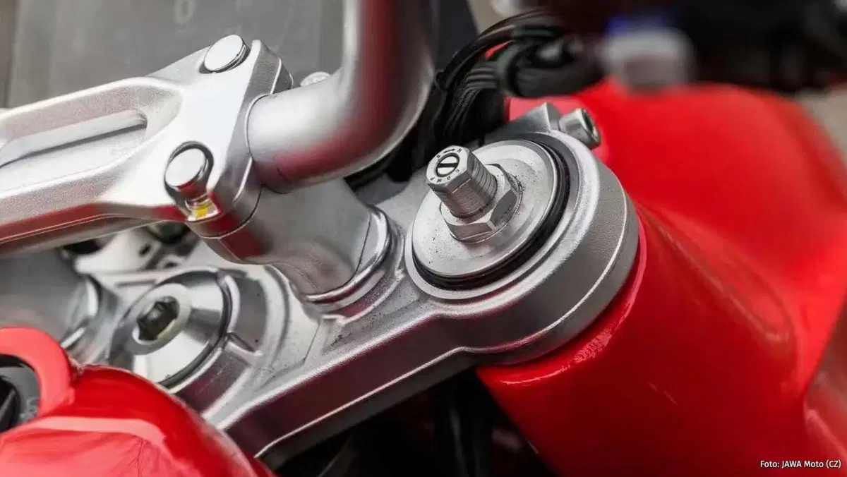Jawa 730 Twin: café racer neoclassico ceco pronto al debutto nel 2026 (10)