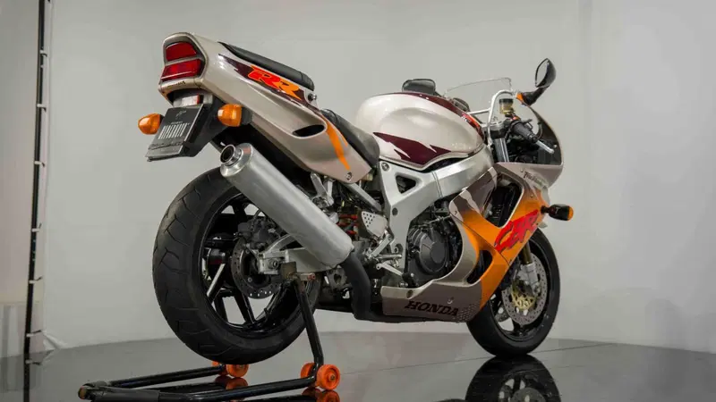 Honda CBR 900 RR (7)