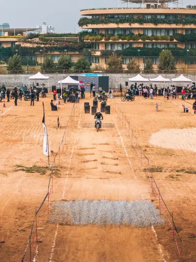 Royal Enfield punta sulla guida sicura: debutta in India la Gymkhana a due ruote