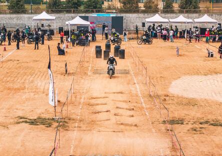 Royal Enfield punta sulla guida sicura: debutta in India la Gymkhana a due ruote