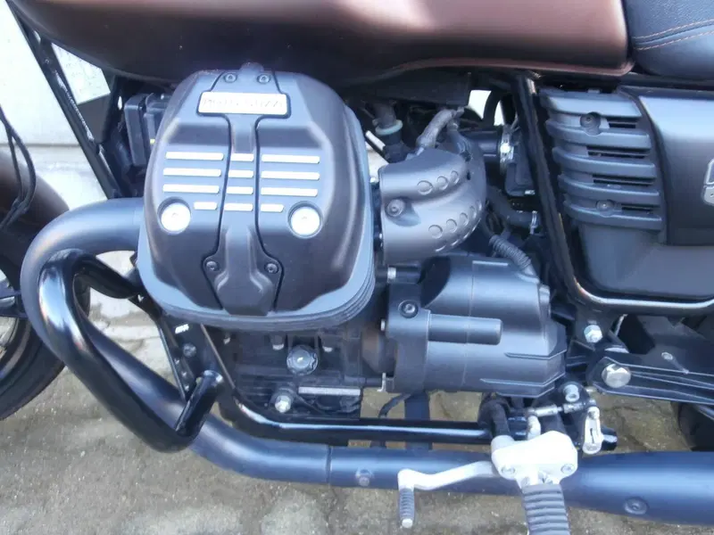Moto Guzzi V7 III Stone Night Pack (2019 - 20) (11)