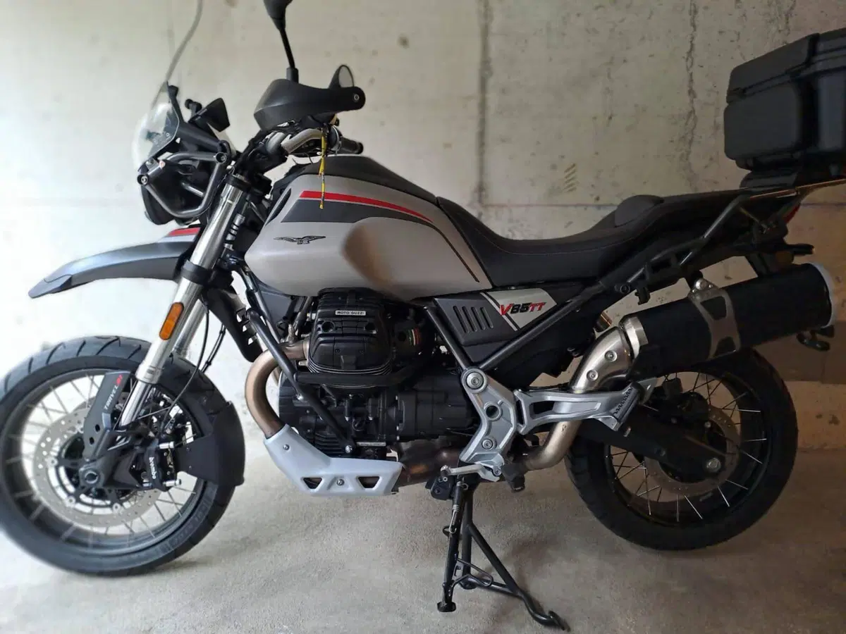 Moto Guzzi V85 TT Travel (2021 - 23)