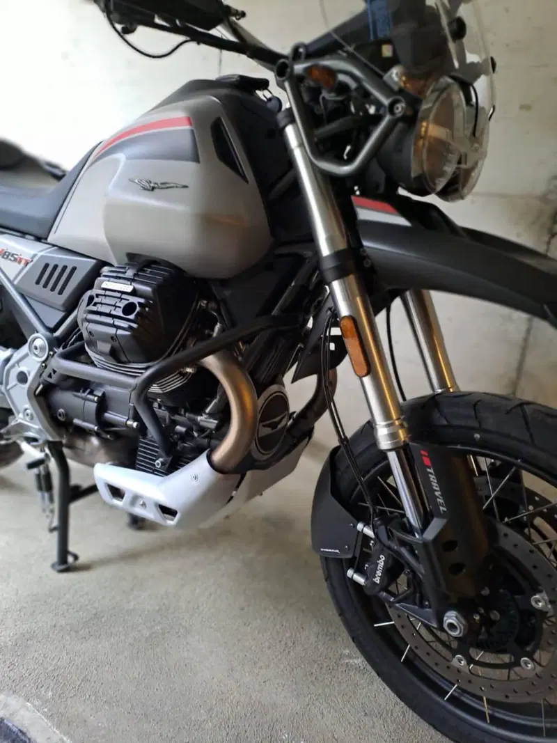 Moto Guzzi V85 TT Travel (2021 - 23) (2)