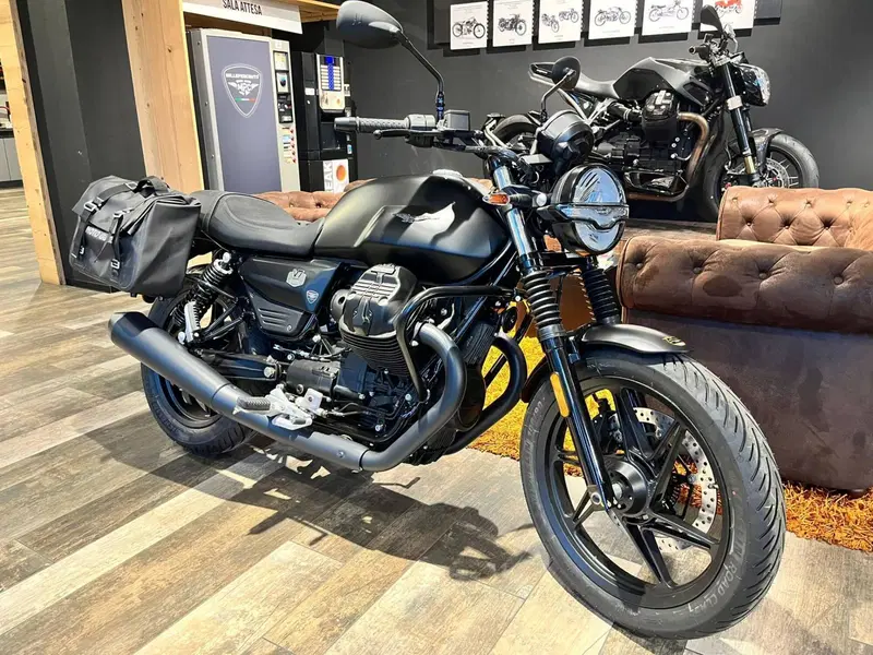 Moto Guzzi V7 Stone (2025 - 26)
