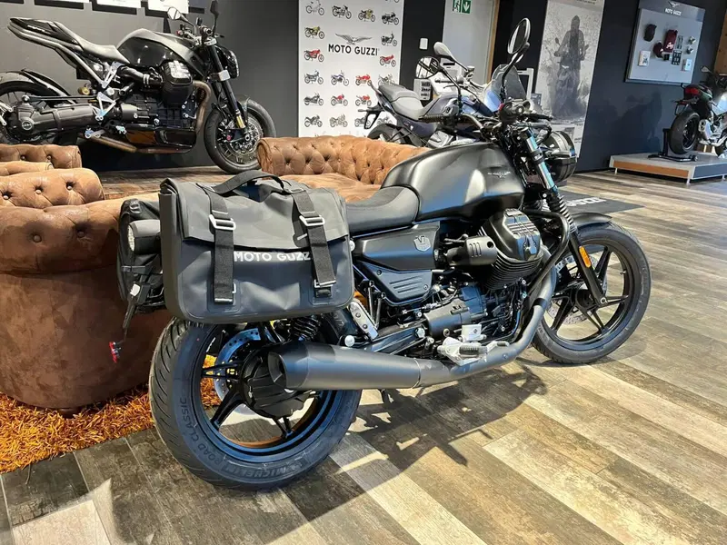Moto Guzzi V7 Stone (2025 - 26) (2)