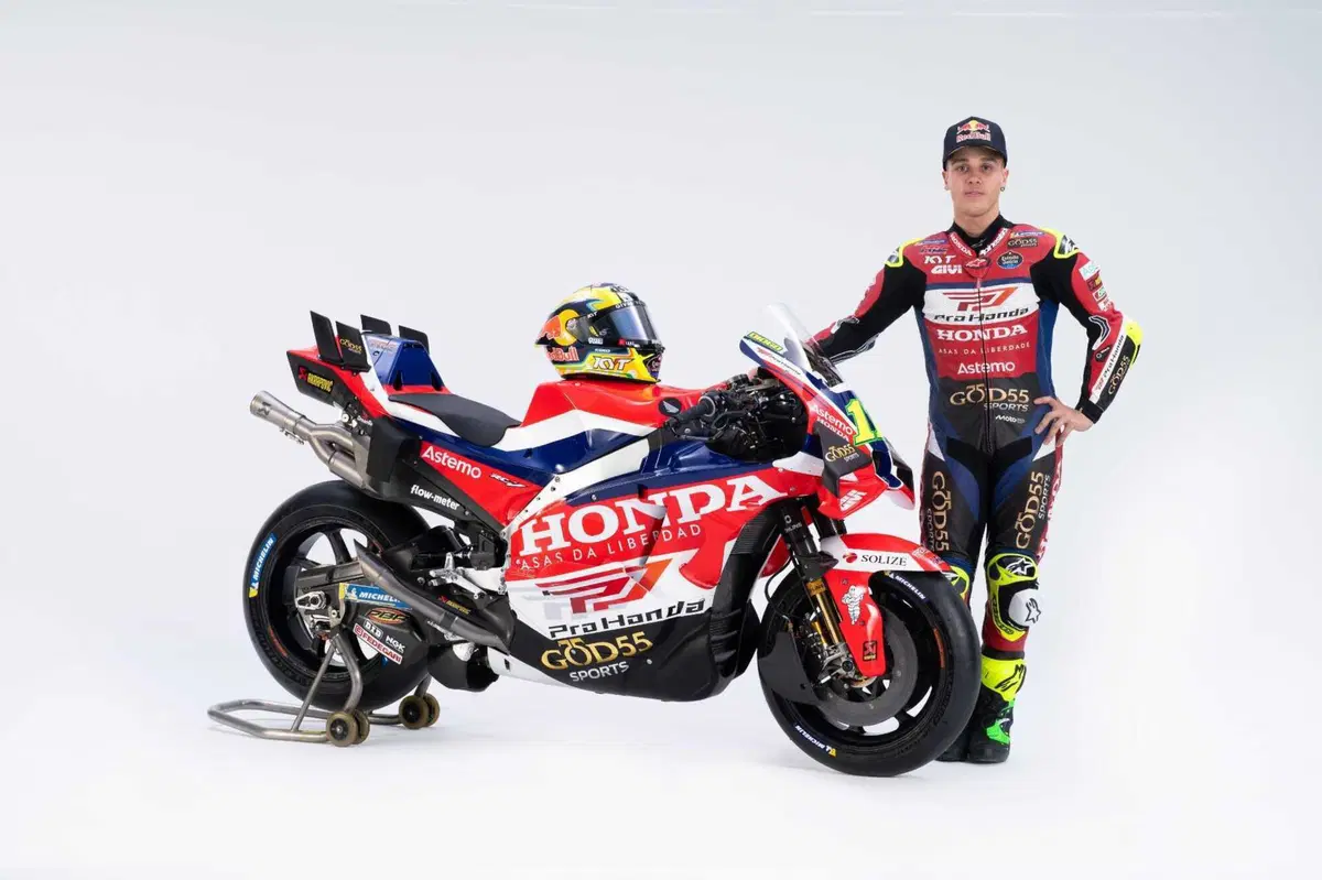 MotoGP 2026. Il team LCR svela le nuove livree: ecco i colori di Johann Zarco e del rookie Diogo Moreira (8)