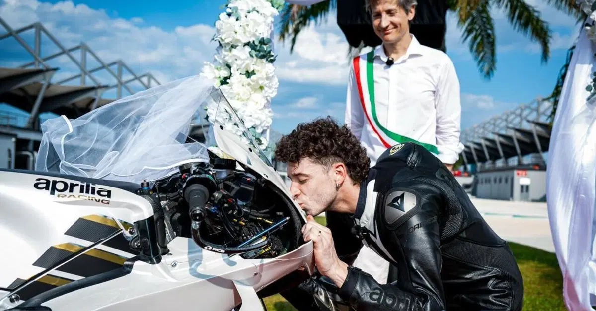 MotoGP. Ecco la prima firma del 2026: Marco Bezzecchi rinnova fino al 2028 con Aprilia! [VIDEO e FOTO]