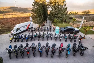La comparativa pi&ugrave; folle di sempre! 38 moto da adventure a confronto tra curve e sterrato [VIDEO]