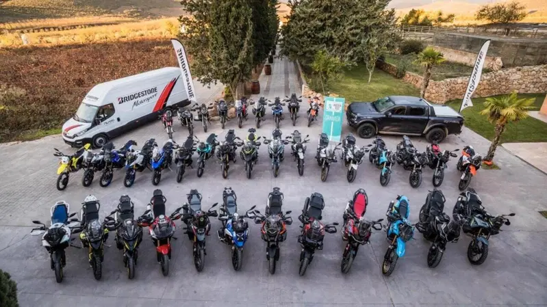 La comparativa pi&ugrave; folle di sempre! 38 moto da adventure a confronto tra curve e sterrato [VIDEO]