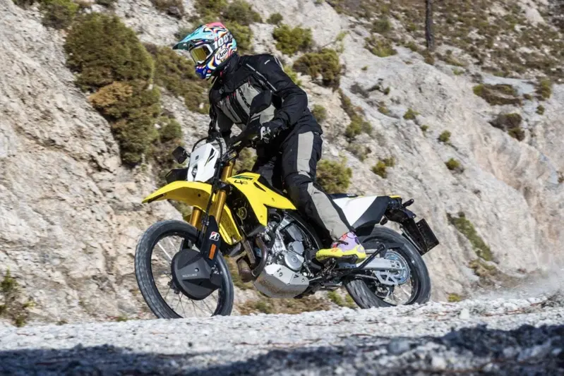 La Suzuki DR-Z 4S &egrave; semplicemente divertentissima. E poi avete sentito del nuovo prezzo!? Ora si che &egrave; davvero interessante