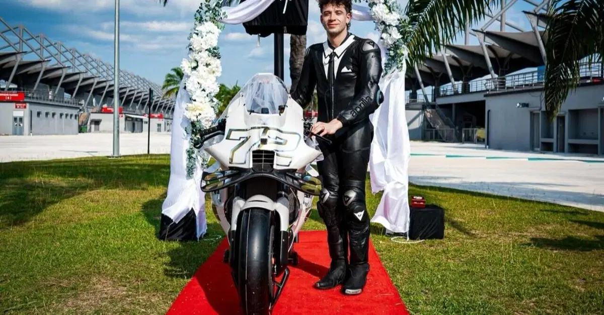 MotoGP 2026. Una fede al dito, un contratto pluriennale, Marco Bezzecchi ha sposato Albarosa: "Volevo un percorso a lungo termine"