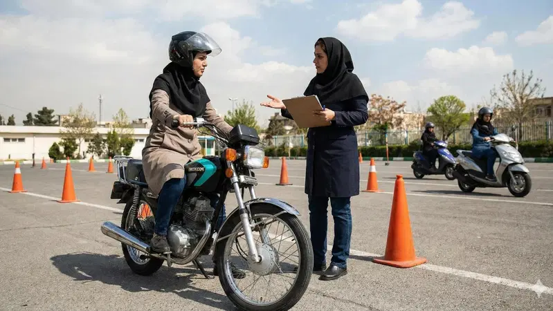 L'Iran approva il rilascio della patente per motocicli alle donne