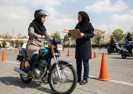 L'Iran approva il rilascio della patente per motocicli alle donne