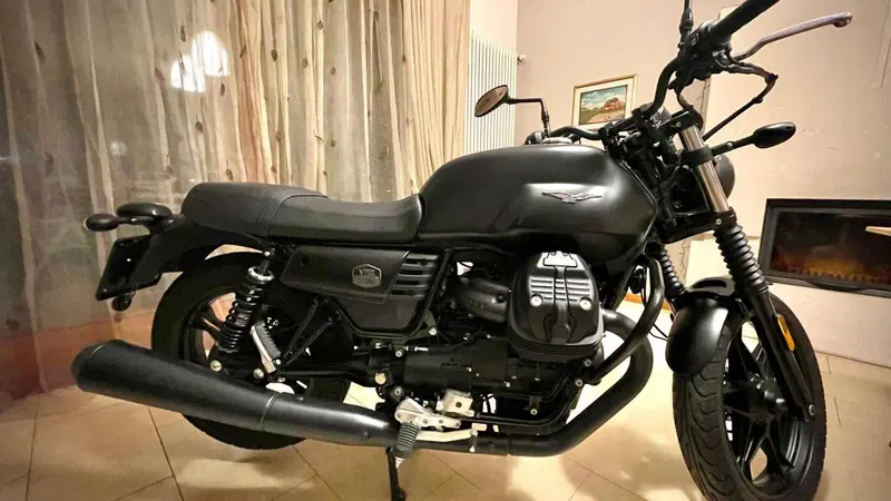 Moto Guzzi V7 III Stone S (2020) (2)