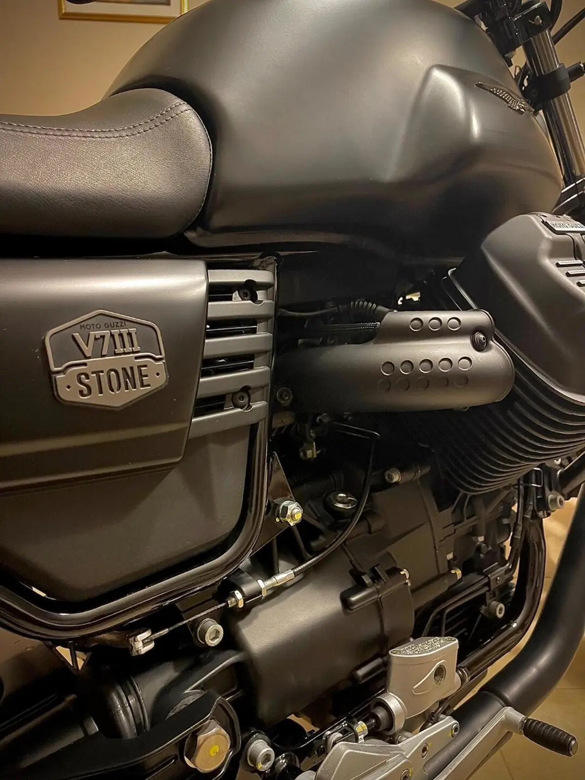 Moto Guzzi V7 III Stone Night Pack (2019 - 20) (4)