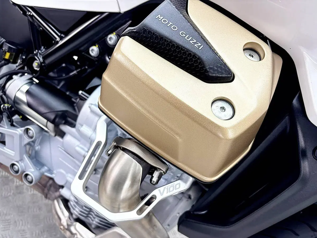 Moto Guzzi V100 Mandello (2022 - 24) (11)