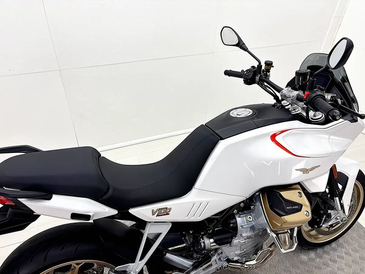 Moto Guzzi V100 Mandello (2022 - 24) (19)