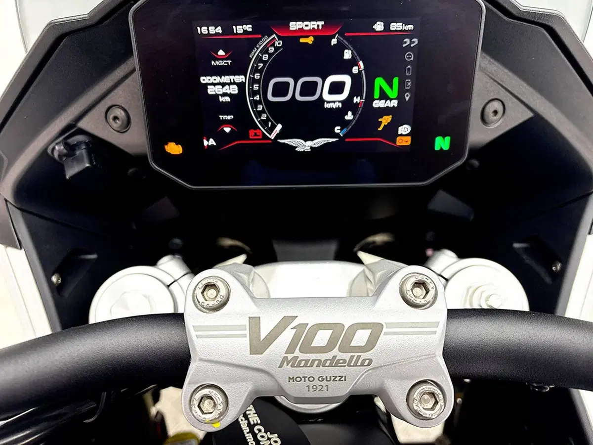 Moto Guzzi V100 Mandello (2022 - 24) (20)