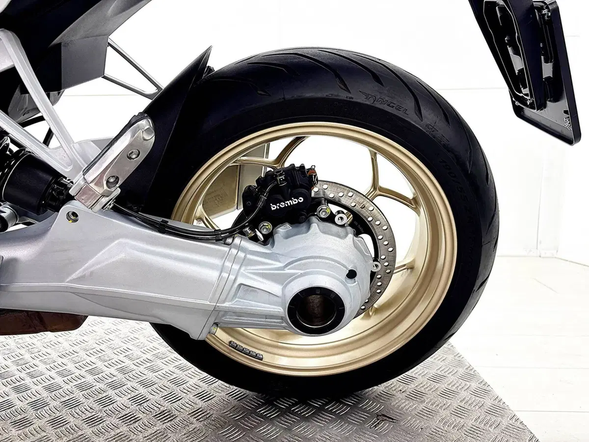 Moto Guzzi V100 Mandello (2022 - 24) (18)
