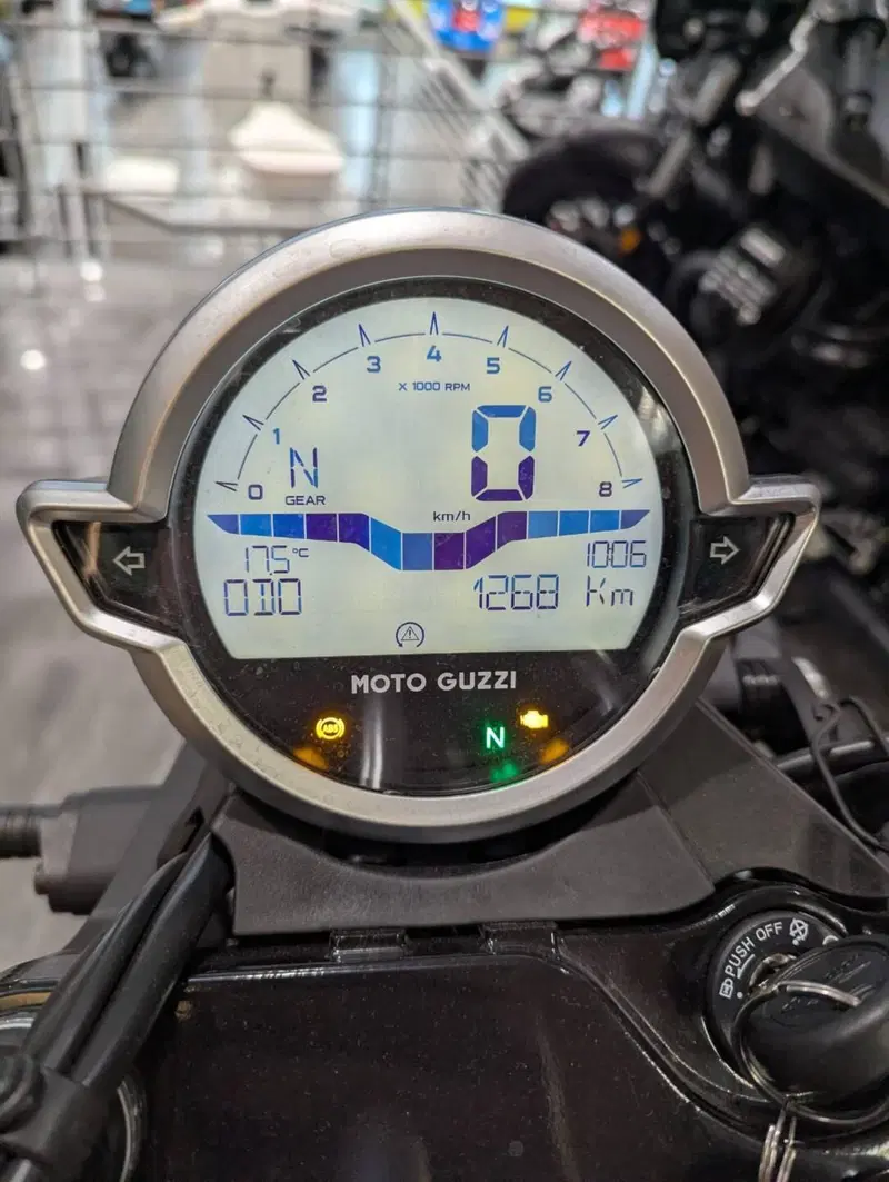 Moto Guzzi V9 Bobber Special Edition (2023 - 25) (4)