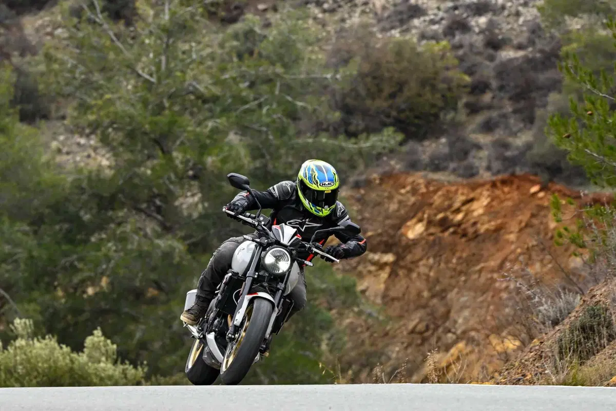 Triumph Trident 800 TEST: 3 cilindri, 115 cv, 198 kg e tanto divertimento. Pro e Contro [VIDEO E GALLERY]
