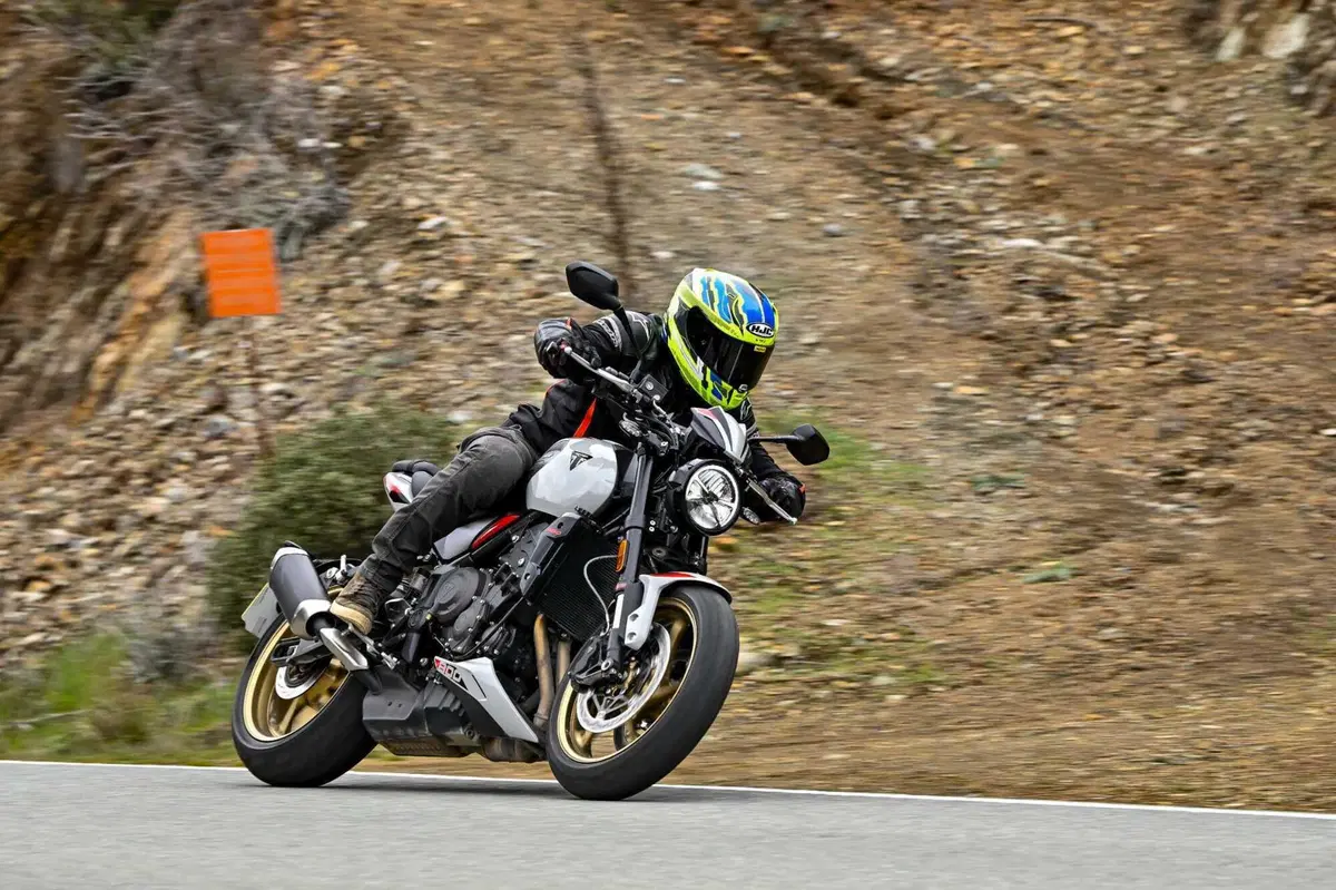Triumph Trident 800 TEST: 3 cilindri, 115 cv, 198 kg e tanto divertimento. Pro e Contro [VIDEO E GALLERY] (2)
