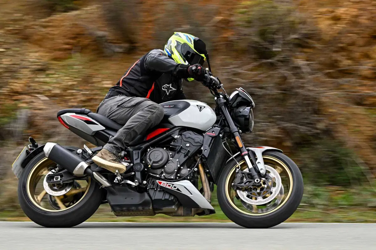 Triumph Trident 800 TEST: 3 cilindri, 115 cv, 198 kg e tanto divertimento. Pro e Contro [VIDEO E GALLERY] (3)
