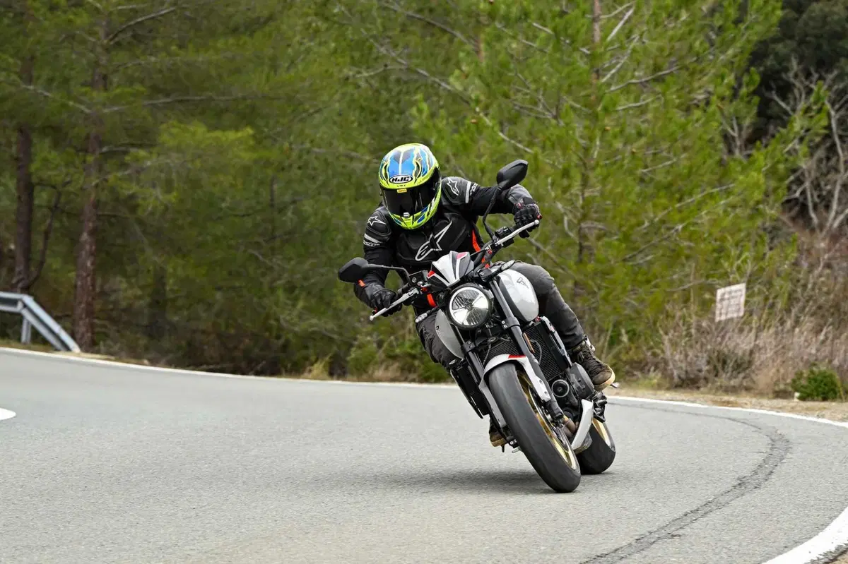 Triumph Trident 800 TEST: 3 cilindri, 115 cv, 198 kg e tanto divertimento. Pro e Contro [VIDEO E GALLERY] (4)