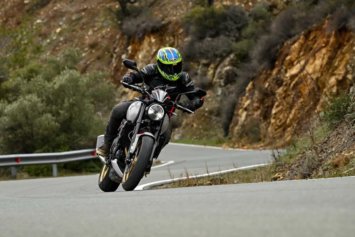 Triumph Trident 800 TEST: 3 cilindri, 115 cv, 198 kg e tanto divertimento. Pro e Contro [VIDEO E GALLERY] (5)