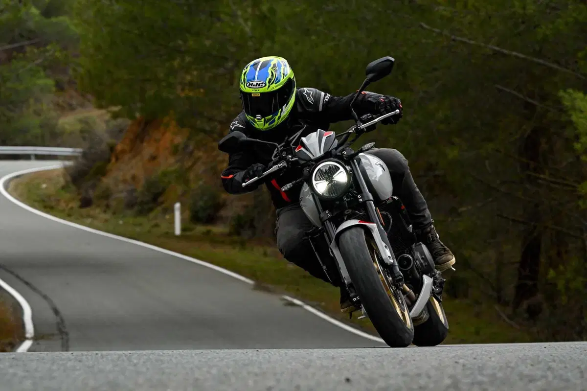 Triumph Trident 800 TEST: 3 cilindri, 115 cv, 198 kg e tanto divertimento. Pro e Contro [VIDEO E GALLERY] (6)