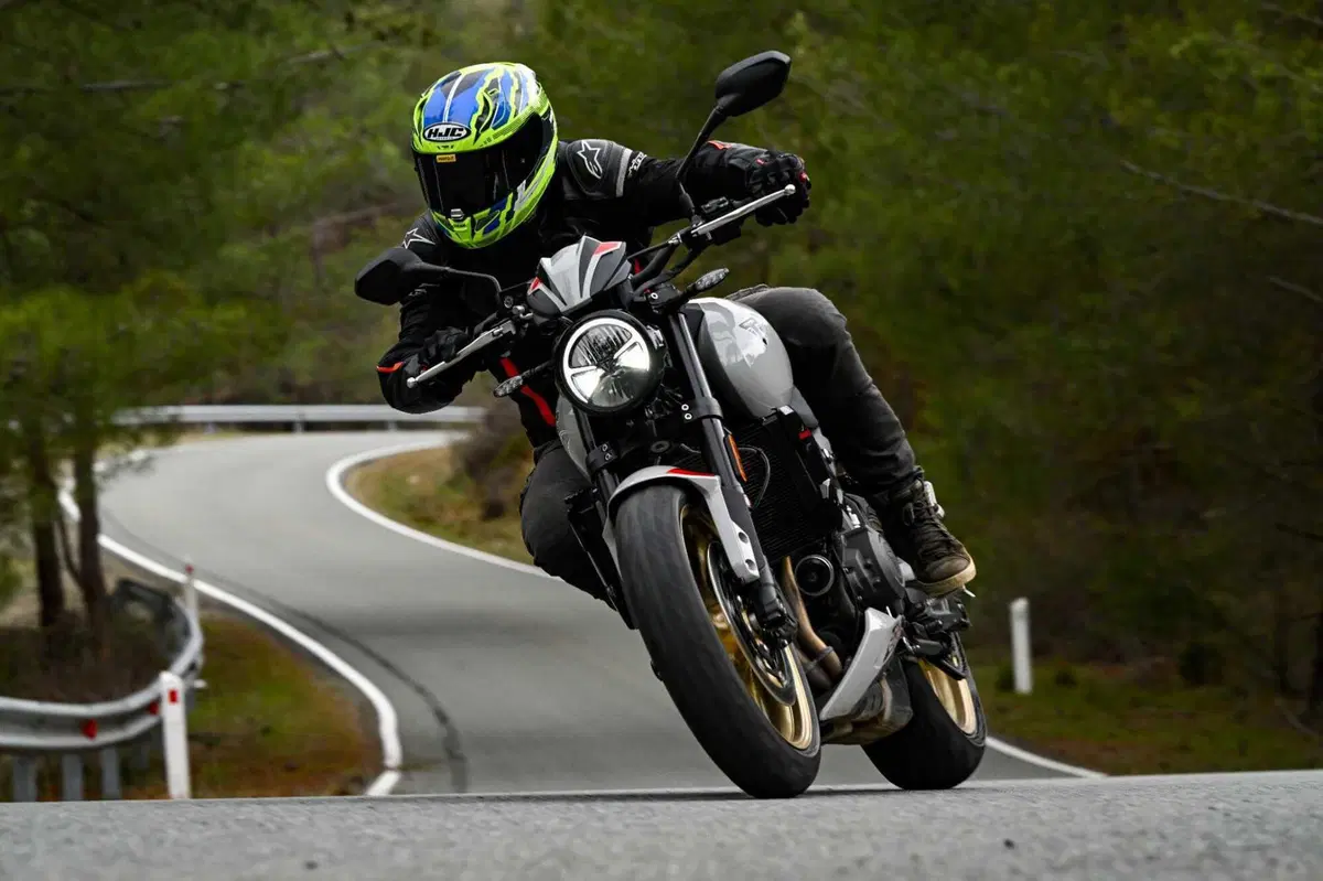 Triumph Trident 800 TEST: 3 cilindri, 115 cv, 198 kg e tanto divertimento. Pro e Contro [VIDEO E GALLERY] (7)