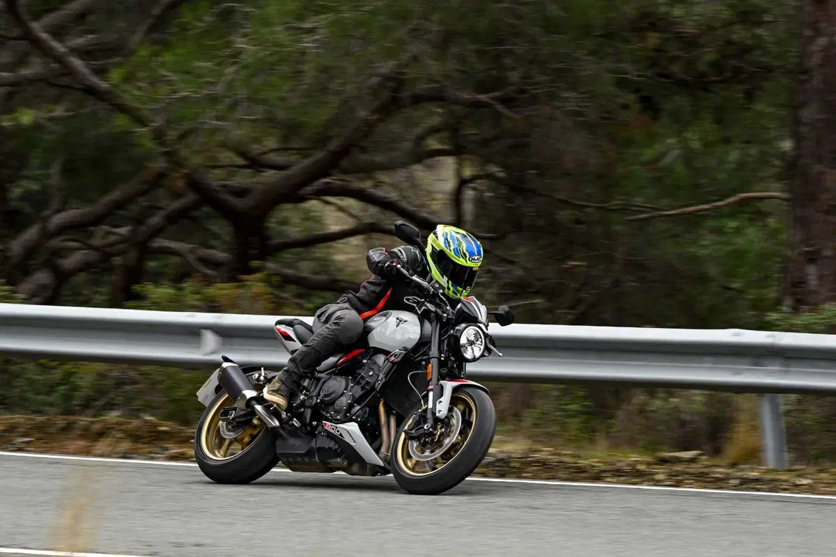 Triumph Trident 800 TEST: 3 cilindri, 115 cv, 198 kg e tanto divertimento. Pro e Contro [VIDEO E GALLERY] (8)