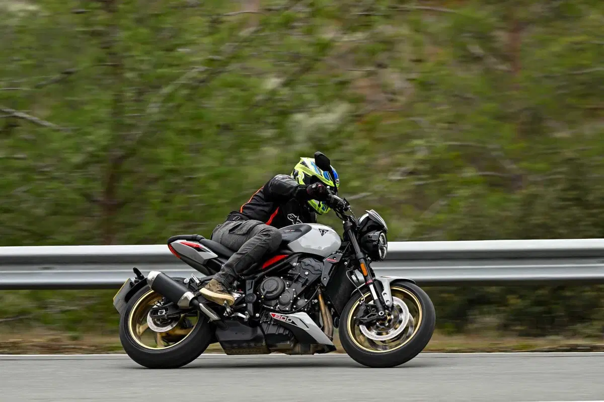 Triumph Trident 800 TEST: 3 cilindri, 115 cv, 198 kg e tanto divertimento. Pro e Contro [VIDEO E GALLERY] (9)