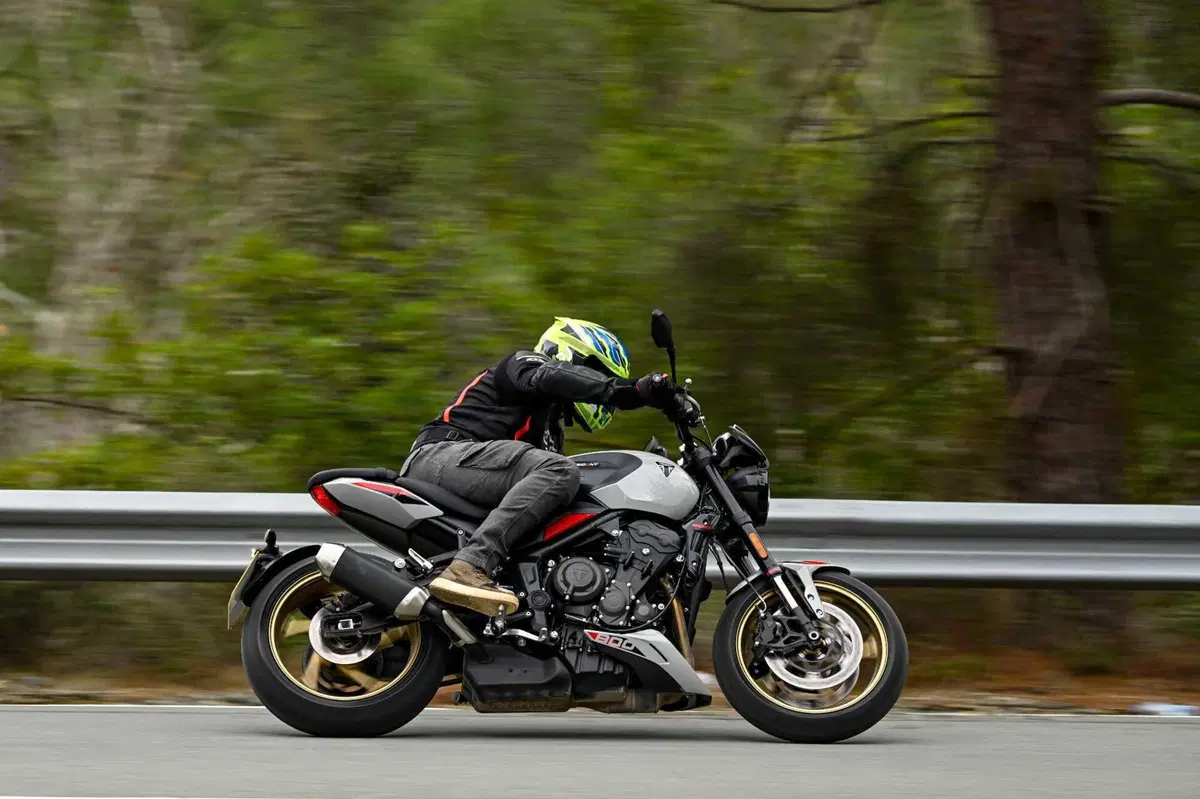 Triumph Trident 800 TEST: 3 cilindri, 115 cv, 198 kg e tanto divertimento. Pro e Contro [VIDEO E GALLERY] (10)