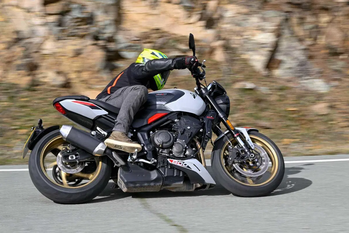 Triumph Trident 800 TEST: 3 cilindri, 115 cv, 198 kg e tanto divertimento. Pro e Contro [VIDEO E GALLERY] (11)