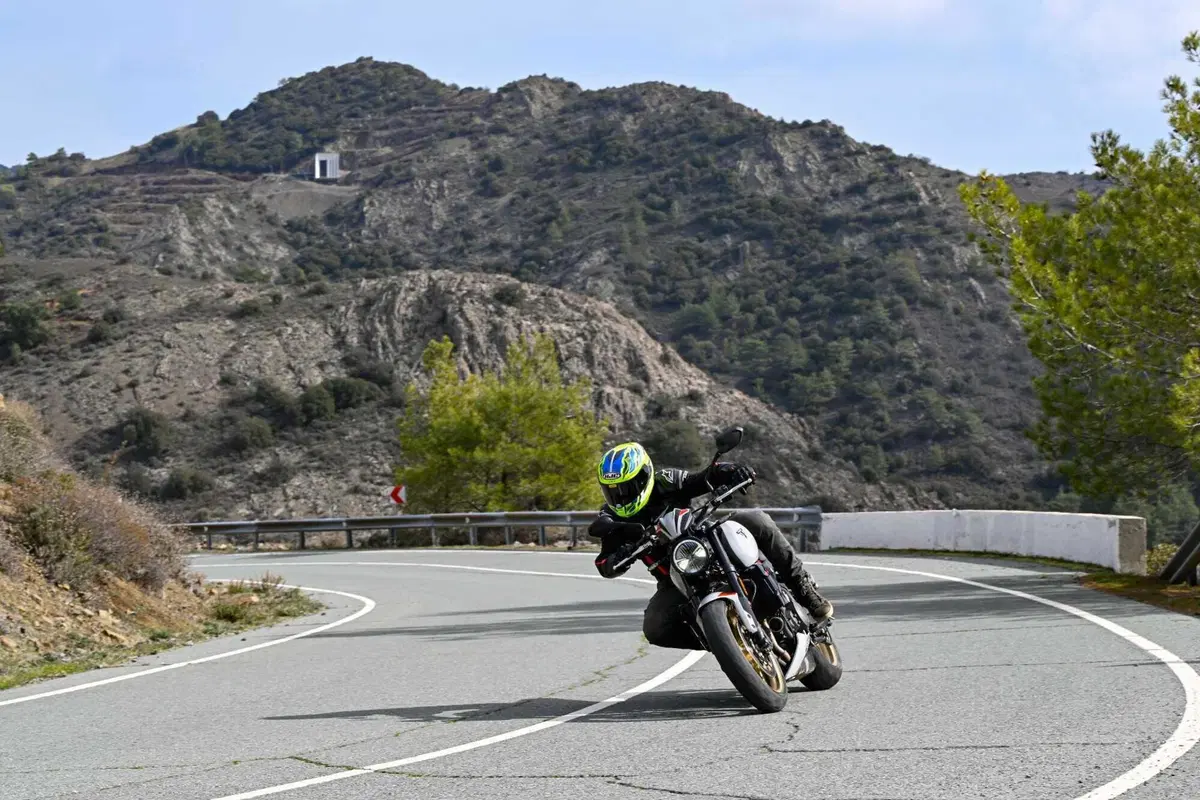 Triumph Trident 800 TEST: 3 cilindri, 115 cv, 198 kg e tanto divertimento. Pro e Contro [VIDEO E GALLERY] (12)