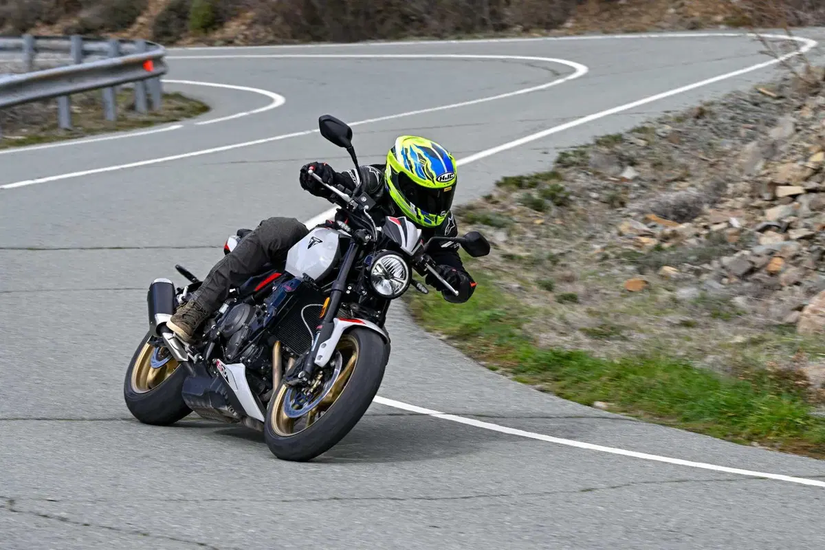 Triumph Trident 800 TEST: 3 cilindri, 115 cv, 198 kg e tanto divertimento. Pro e Contro [VIDEO E GALLERY] (13)