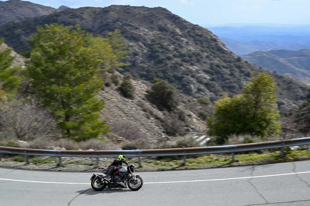 Triumph Trident 800 TEST: 3 cilindri, 115 cv, 198 kg e tanto divertimento. Pro e Contro [VIDEO E GALLERY] (16)
