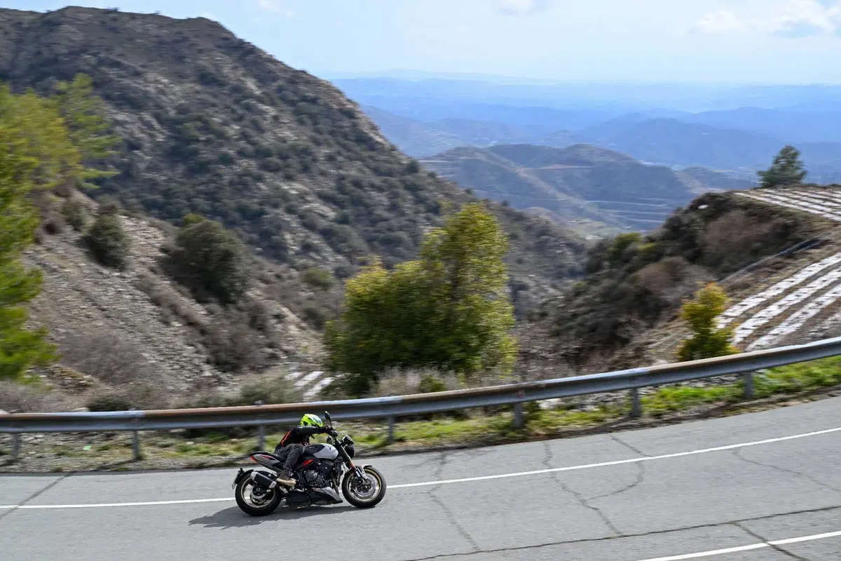Triumph Trident 800 TEST: 3 cilindri, 115 cv, 198 kg e tanto divertimento. Pro e Contro [VIDEO E GALLERY] (17)