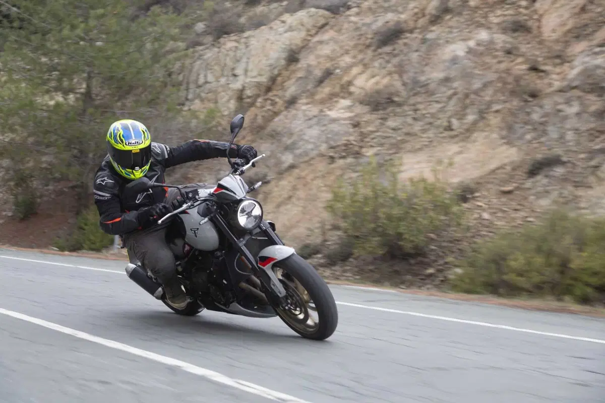 Triumph Trident 800 TEST: 3 cilindri, 115 cv, 198 kg e tanto divertimento. Pro e Contro [VIDEO E GALLERY] (18)