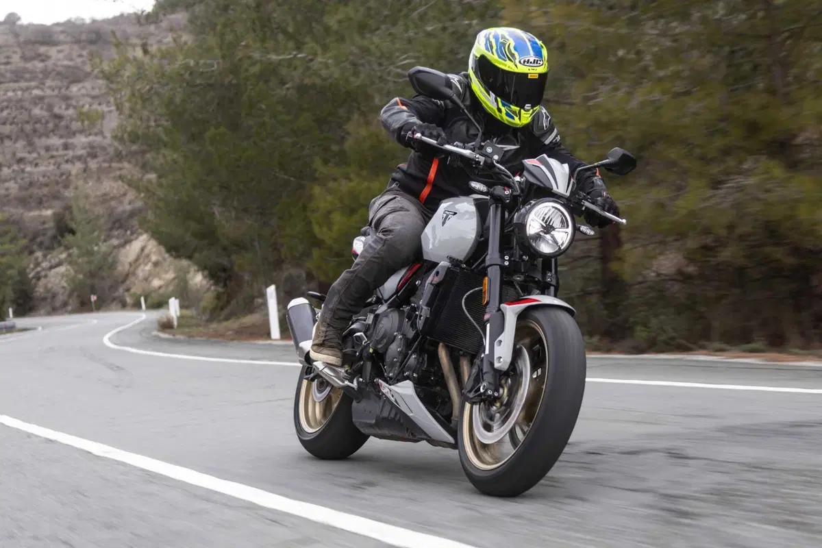 Triumph Trident 800 TEST: 3 cilindri, 115 cv, 198 kg e tanto divertimento. Pro e Contro [VIDEO E GALLERY] (19)